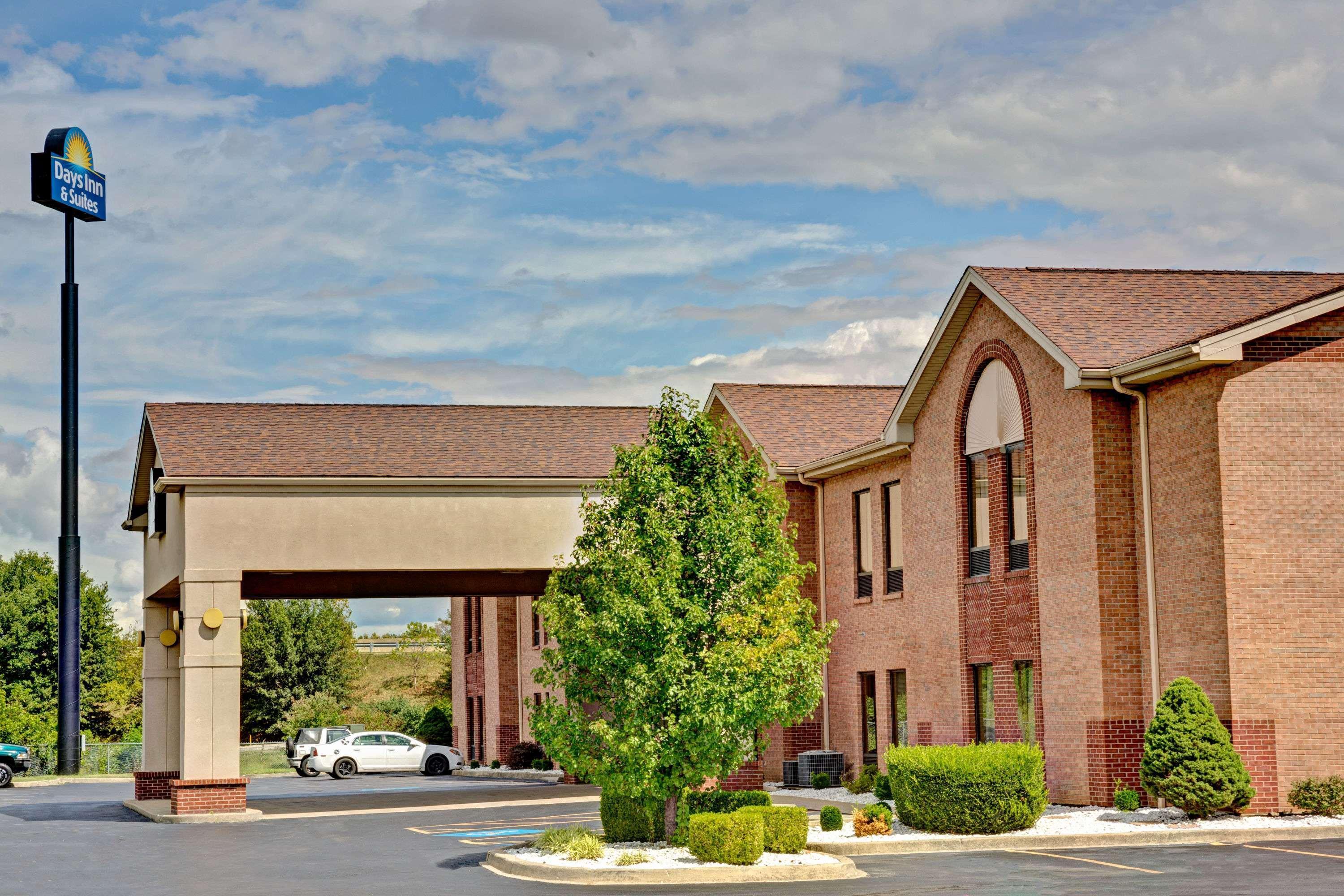 Days Inn & Suites By Wyndham Louisville Sw Exterior foto