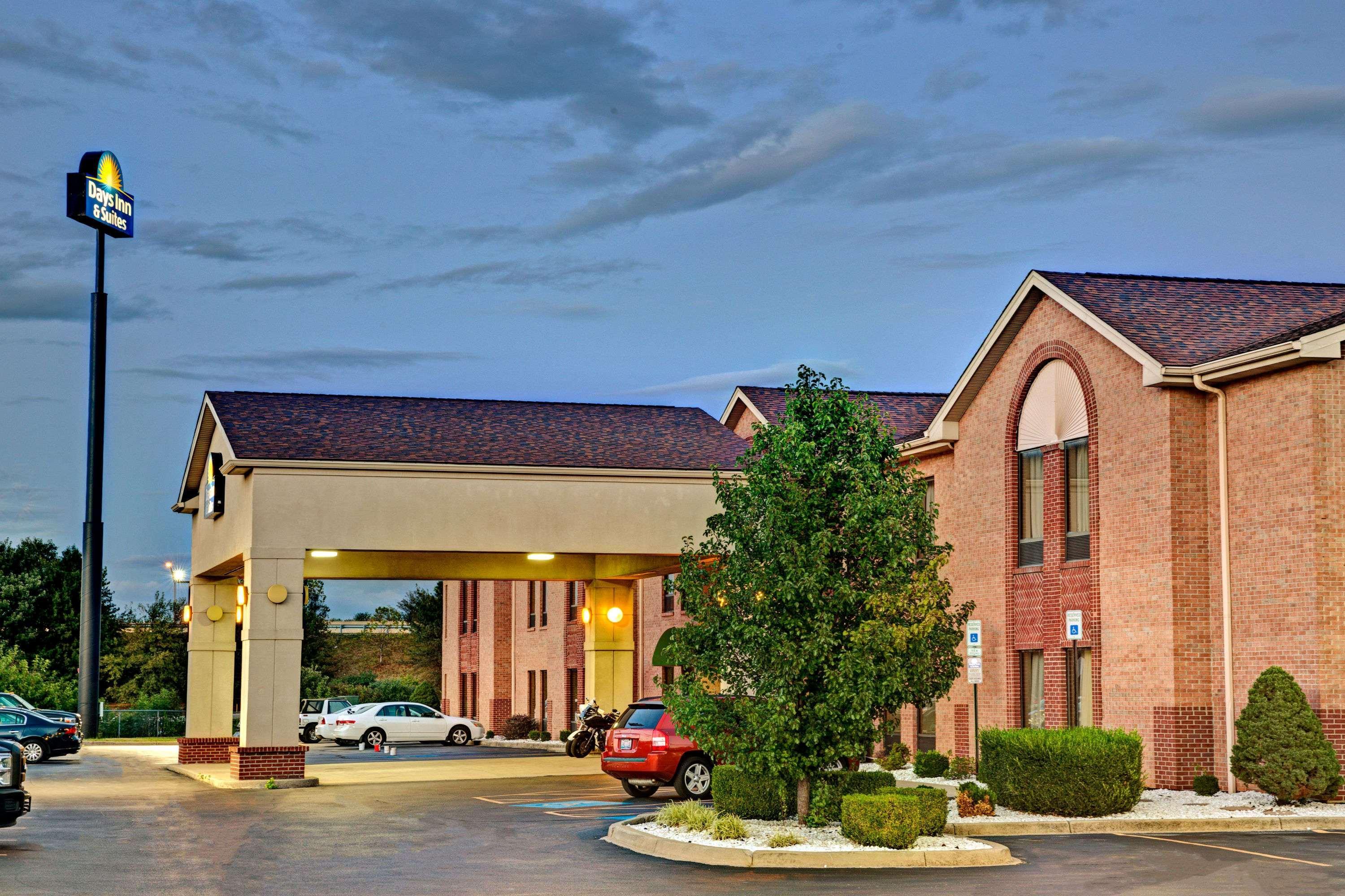 Days Inn & Suites By Wyndham Louisville Sw Exterior foto